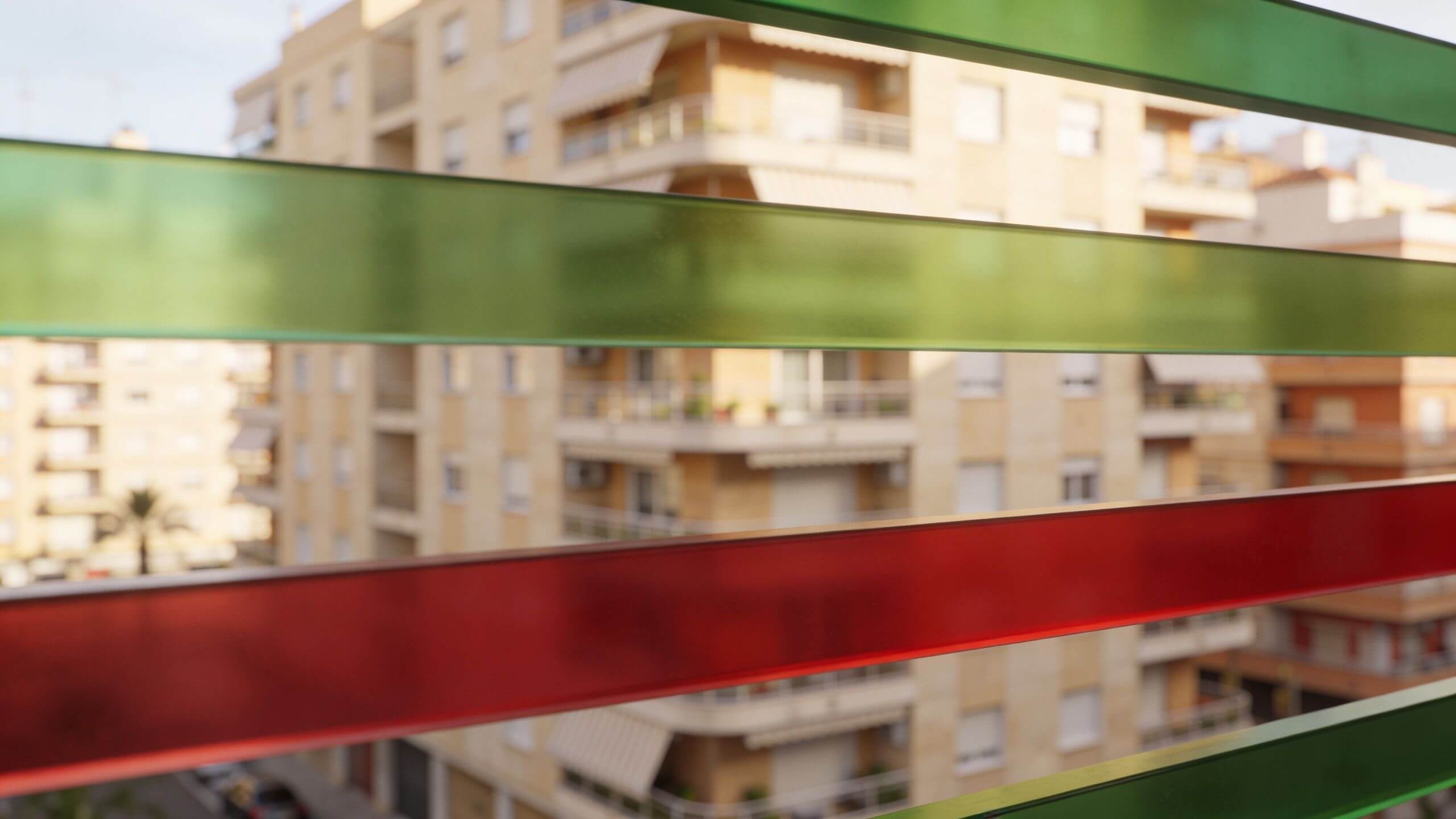 Certificados Energéticos | Aprende que es un Broker Inmobiliario y sus ventajas en 2026 Vista de un edificio residencial a través de barandillas de vidrio translúcido en tonos verde y rojo.