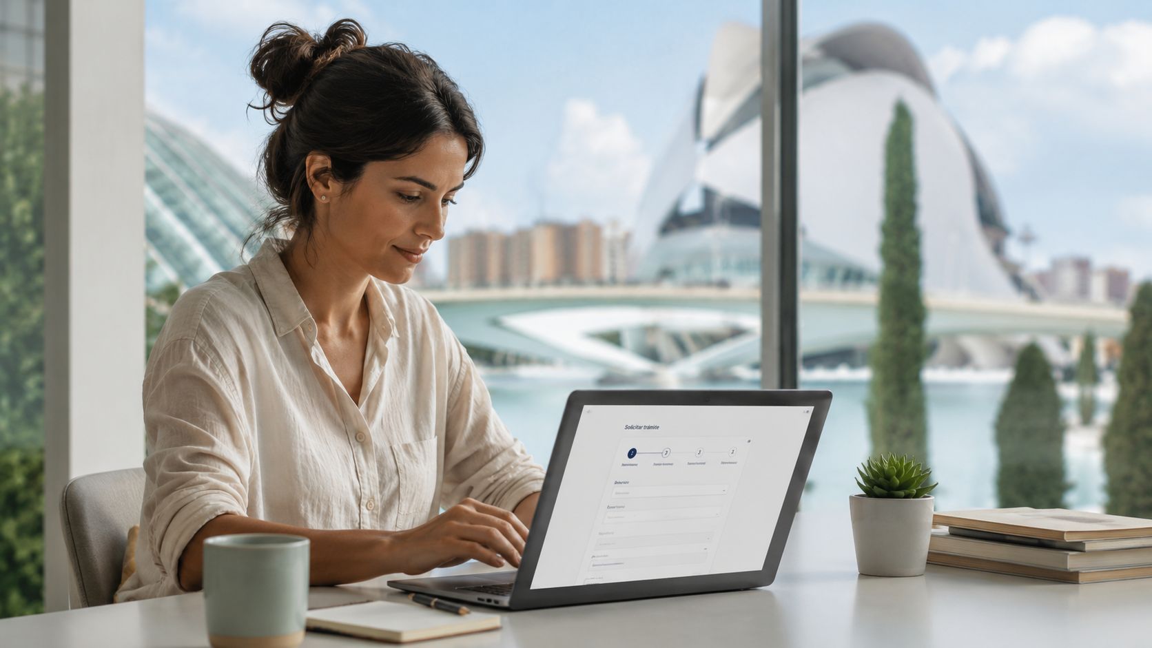 Certificados Energéticos | Accede al Fondo Nacional de Eficiencia Energética 2026 Una mujer joven trabajando en su ordenador portátil con una vista panorámica de arquitectura moderna de fondo.