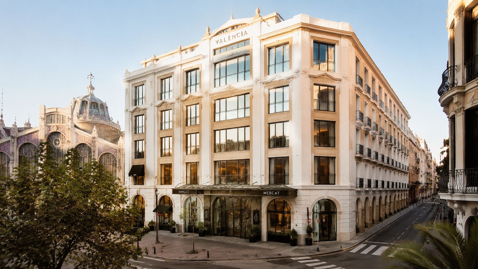 Certificados Energéticos | Certificado energético Hotel: Guía 2026 para Valencia Fachada elegante del Hotel Vincci Mercat situado frente al Mercado Central en una calle de Valencia