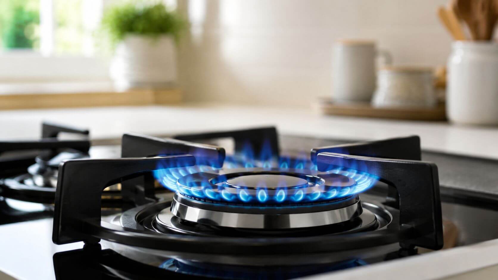 Certificados Energéticos | Boletin de gas Valencia: Guía para el alta rápida 2026 Una hornilla de estufa de gas encendida con una llama azul brillante en una cocina moderna