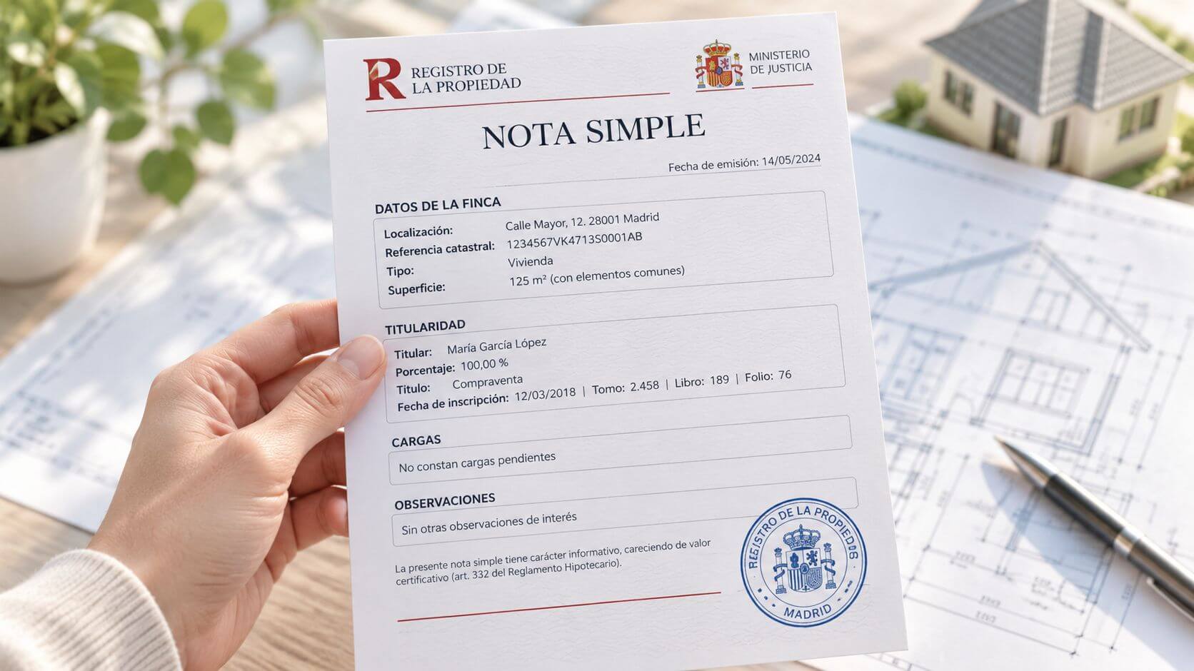 Certificados Energéticos | Notas simples Registro Propiedad: Guía completa 2026 Persona sosteniendo una nota simple del registro de la propiedad con datos de finca y titularidad inmobiliaria.